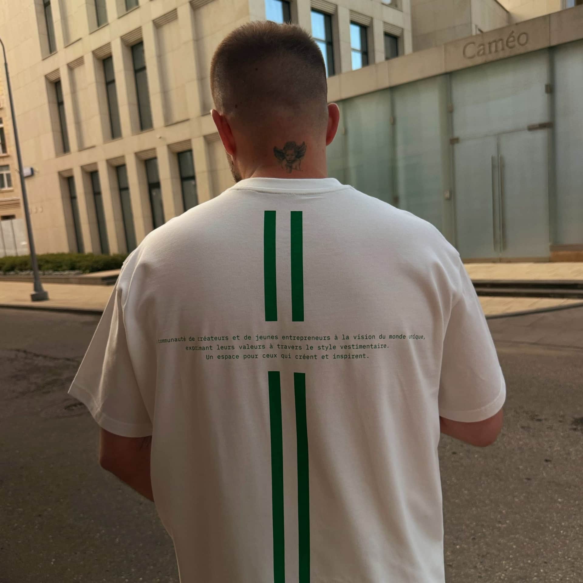 Зеленая улица с граффити и брендовыми коробками