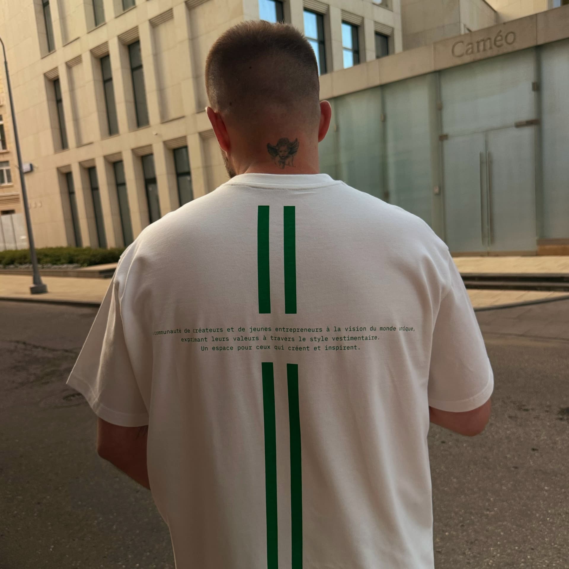 Зеленая улица с граффити и брендовыми коробками